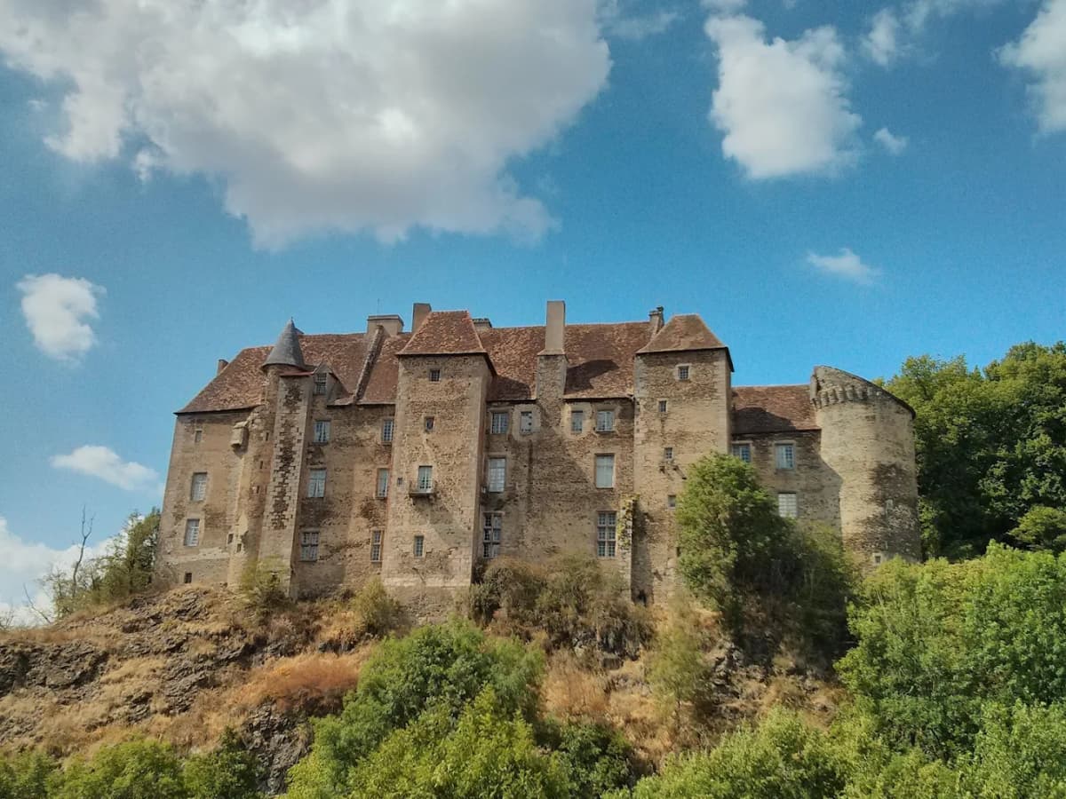 Le château de Boussac, commune de la Creuse où sont basées Les Petites Fripouilles de Nat
